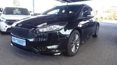 Iridiumschwarz metallic (metallic) Gebraucht 2018 Ford Focus ST-Line Kombi | 15.890 € (Fairer Preis)