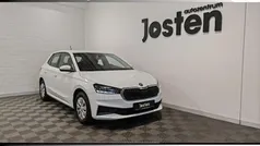 Weiß (moonweiss metallic) Gebraucht 2022 Skoda Fabia Active Limousine | 12.980 € (Fairer Preis)