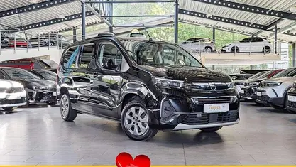 Schwarz Gebraucht 2024 Opel Combo Van / Kleinbus | 28.450 €