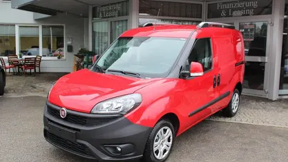 Rot (passione rot) Gebraucht 2022 Fiat Doblò Van / Kleinbus | 19.900 € (Fairer Preis)