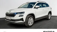 Moonweiß perleffekt Gebraucht 2024 Skoda Karoq Selection SUV | 30.990 € (Fairer Preis)