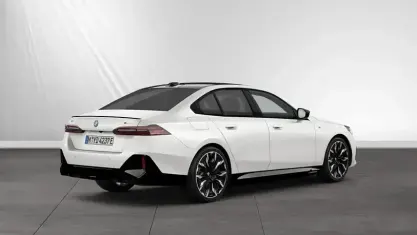 Gebraucht BMW i5 M Sport 442 kW (601 PS) 2025 Mineralweiss metallic Limousine