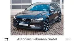 Grau Gebraucht 2024 Volvo V60 CC Kombi | 44.980 € (Fairer Preis)