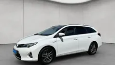 Schneeweiß Gebraucht 2015 Toyota Auris Hybrid Life+ Kombi | 15.880 € (Fairer Preis)
