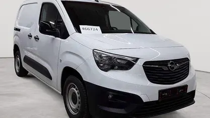 Gebraucht Opel Combo 102 PS (75 kW) 2024 Kaolin weiß Van