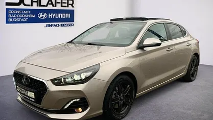 Grau Gebraucht 2018 Hyundai i30 Premium Limousine | 14.780 € (Fairer Preis)