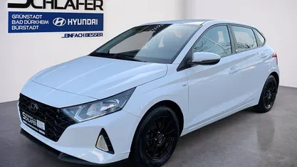 Gebraucht Hyundai i20 Trend 101 PS (74 kW) 2021 Polar white / sol Kleinwagen