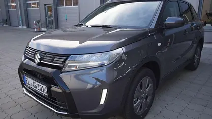 Titan dark gray pearl Gebraucht 2025 Suzuki Vitara SUV | 30.470 € (Fairer Preis)