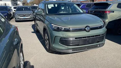 Uusi VW Tiguan Life 150 HP (110 kW) 2026 Vihreä Katumaasturi