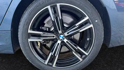 Gebraucht BMW 330 M Sport 245 PS (180 kW) 2025 Arctic race blue metallic Kombi