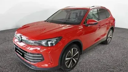 Gebraucht VW Tiguan Elegance 150 PS (110 kW) 2024 Persimmon red metallic SUV
