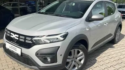 Używany Dacia Sandero Expression 91 KM (66 kW) 2023 Szary Sedan/Limuzyna