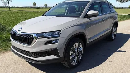 Stahlgrau Neu 2025 Skoda Karoq Selection SUV | 37.879 € (Fairer Preis)