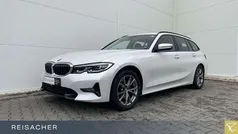 Mineralweiß metallic Gebraucht 2021 BMW 320 Sport Line Kombi | 27.899 € (Fairer Preis)