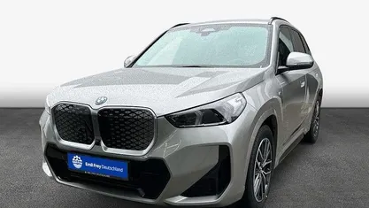 Saphirschwarz metallic Neu 2025 BMW iX1 M Sport SUV | 55.990 € (Fairer Preis)