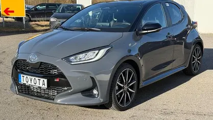 Strom grey/ schwarz Gebraucht 2025 Toyota Yaris Hybrid Sport Kleinwagen | 30.720 € (Fairer Preis)