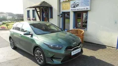 Experience grün metallic Neu 2025 Kia Ceed Limousine | 25.490 € (Fairer Preis)