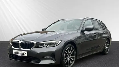 Grau Gebraucht 2021 BMW 320e Sport Line Kombi | 23.790 € (Fairer Preis)