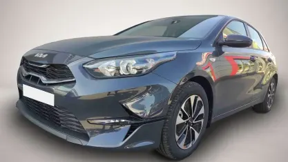 Neu Kia Ceed 140 PS (102 kW) 2025 Grau Kleinwagen