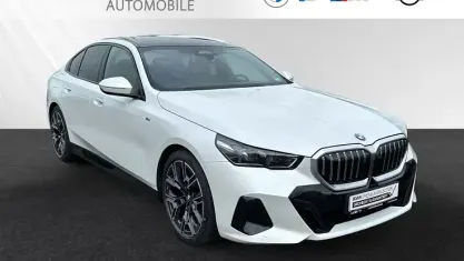 Gebraucht BMW 520 M Sport 197 PS (144 kW) 2025 Mineralweiß metallic Limousine