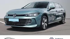 Grün Gebraucht 2024 VW Passat Elegance Kombi | 38.430 € (Guter Preis)