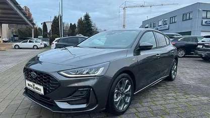 Grau Neu 2025 Ford Focus ST-Line X Limousine | 26.880 € (Guter Preis)