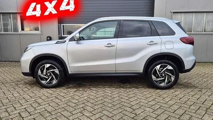 Silky silver metallic Neu 2025 Suzuki Vitara Comfort+ SUV | 28.090 € (Fairer Preis)