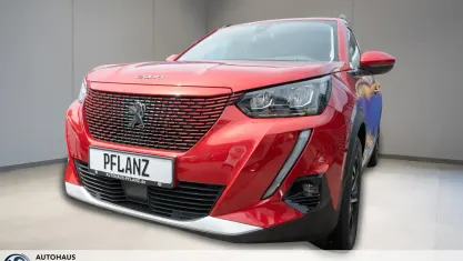 Gebraucht Peugeot e-2008 Allure 100 kW (136 PS) 2022 Rot SUV