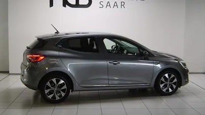 Grau Gebraucht 2023 Renault Clio V Evolution Limousine | 14.999 € (Guter Preis)