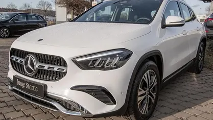 Gebraucht Mercedes GLA180 Progressive 136 PS (100 kW) 2024 Unilack polarweiß SUV