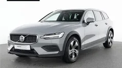 Grau Gebraucht 2023 Volvo V60 CC Plus Kombi | 38.990 € (Fairer Preis)