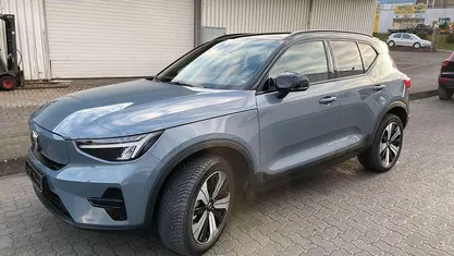 Grau Gebraucht 2022 Volvo XC40 Plus SUV | 35.990 € (Fairer Preis)