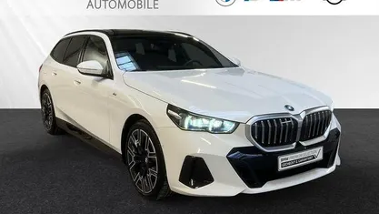 Gebraucht BMW 550e M Sport 489 PS (359 kW) 2025 Alpinweiß Kombi