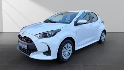 Pure) white ii (weiss Gebraucht 2024 Toyota Yaris Hybrid Business Edition Kleinwagen | 20.990 € (Fairer Preis)