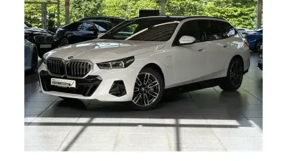 Gebraucht BMW 550e M Sport 489 PS (359 kW) 2025 Weiß Kombi