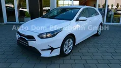 (wd) cararraweiss Neu 2024 Kia Ceed Comfort Limousine | 24.480 € (Fairer Preis)