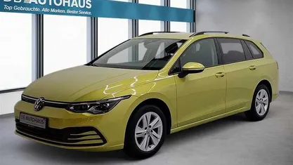 Gelb Gebraucht 2024 VW Golf VIII Life Kombi | 24.190 € (Fairer Preis)