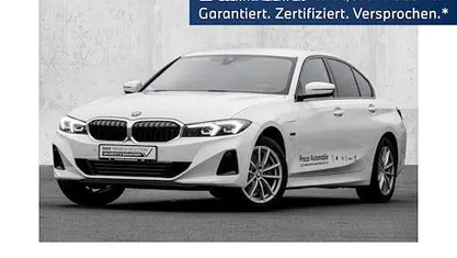 Weiß Gebraucht 2023 BMW 320e Shadowline Limousine | 27.490 € (Guter Preis)
