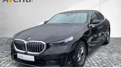 Schwarz Gebraucht 2024 BMW 520 Sport Line Limousine | 41.619 € (Fairer Preis)