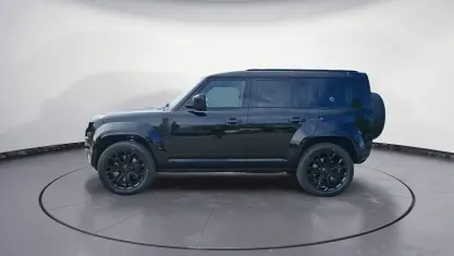 Second-hand Land Rover Defender Black Edition 635 CP (467 kW) 2026 Negru SUV