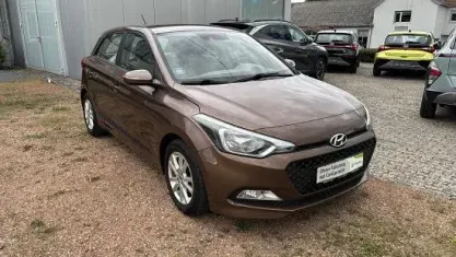 Używany Hyundai i20 YES! Silver 101 KM (74 kW) 2016 Brązowy Sedan/Limuzyna