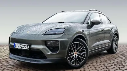 Gruen Gebraucht 2025 Porsche Macan 4 Electric Sport SUV | 85.450 € (Superpreis)
