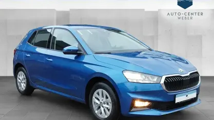 Nowe Skoda Fabia Essence 95 KM (69 kW) 2025 Niebieski Sedan/Limuzyna