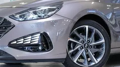 Silky bronze / met Gebraucht 2022 Hyundai i30 Trend Limousine | 11.890 € (Fairer Preis)