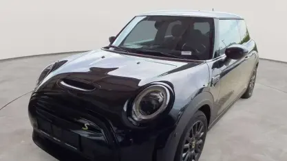 Gebraucht Mini Cooper SE Classic 135 kW (184 PS) 2023 Midnight black met. Kleinwagen