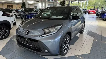 Neu Toyota Aygo X 72 PS (52 kW) 2026 Urban khaki SUV