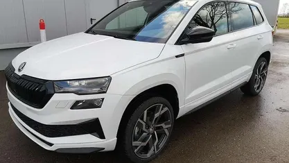 Moonwhite metallic Neu 2025 Skoda Karoq SportLine SUV | 40.990 € (Fairer Preis)