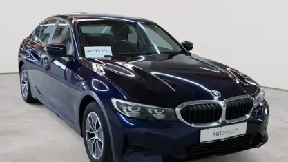 Gebraucht BMW 318 Advantage 150 PS (110 kW) 2021 Tansanitblau ii metallic Limousine