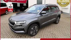 Graphitegrau metallic Gebraucht 2024 Skoda Karoq Ambition SUV | 25.864 € (Superpreis)