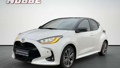 Platinumweiß/mysticschwarz mica Gebraucht 2024 Toyota Yaris Hybrid Plus Kleinwagen | 24.990 € (Superpreis)